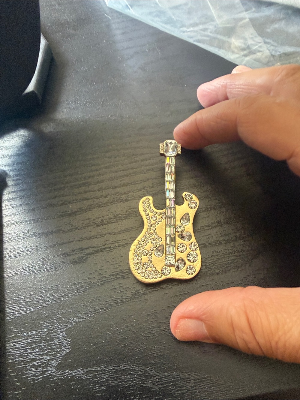 Source Unknown Gold Guitar Pin with Shiny Finish